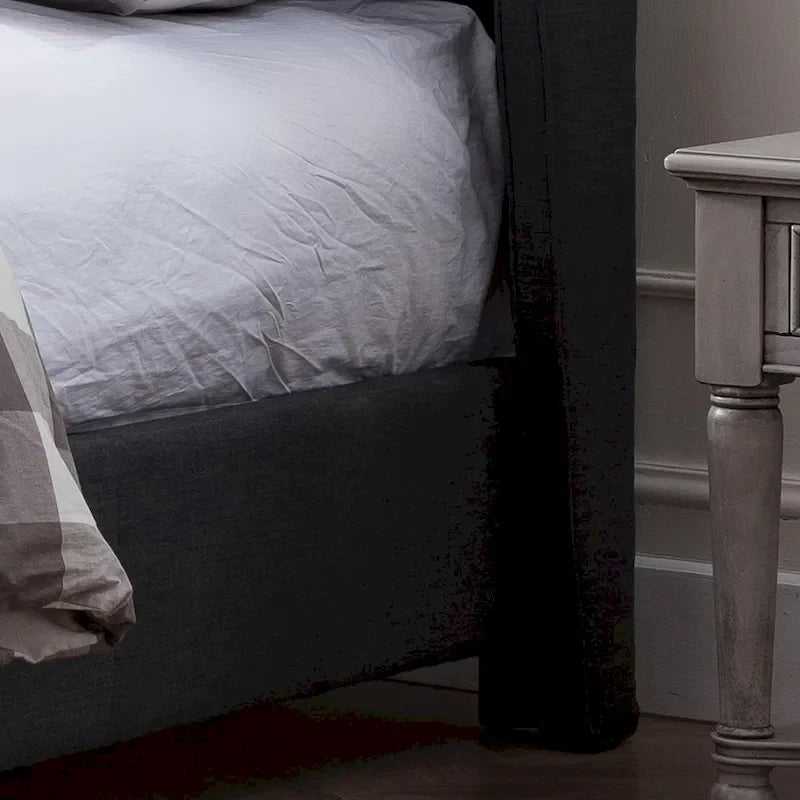 Letto king size a piattaforma imbottito e dal profilo basso