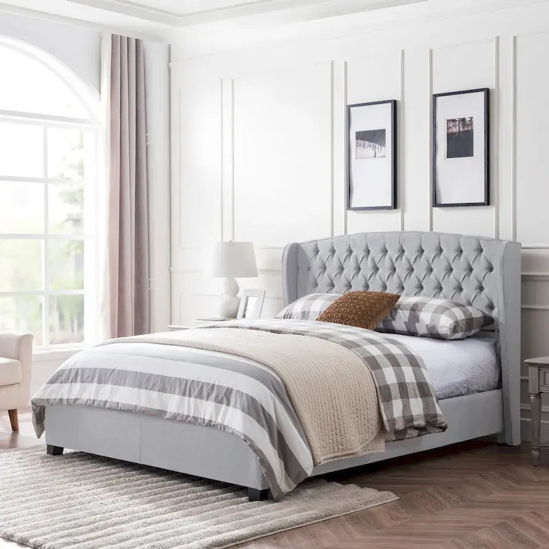 Gepolstertes King-Size-Plattformbett mit niedriger Silhouette