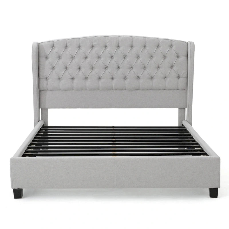 Gepolstertes King-Size-Plattformbett mit niedriger Silhouette