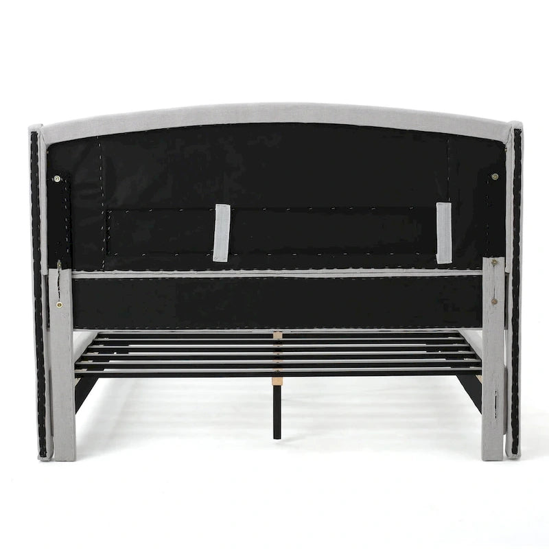 Gepolstertes King-Size-Plattformbett mit niedriger Silhouette