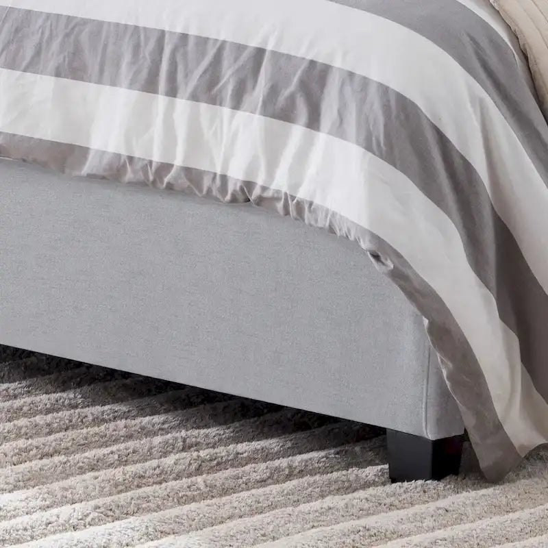 Gepolstertes King-Size-Plattformbett mit niedriger Silhouette