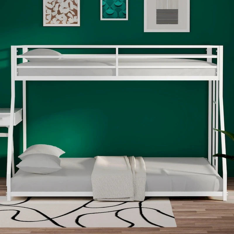Letto a castello matrimoniale superiore e piazza e mezza inferiore in metallo con scala reversibile