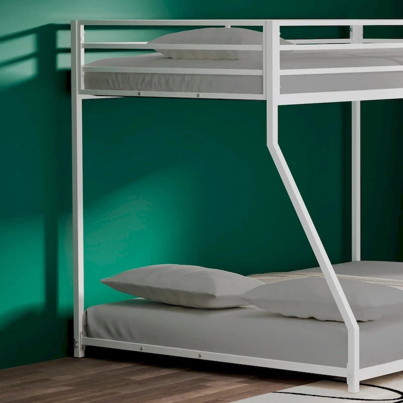 Letto a castello matrimoniale superiore e piazza e mezza inferiore in metallo con scala reversibile
