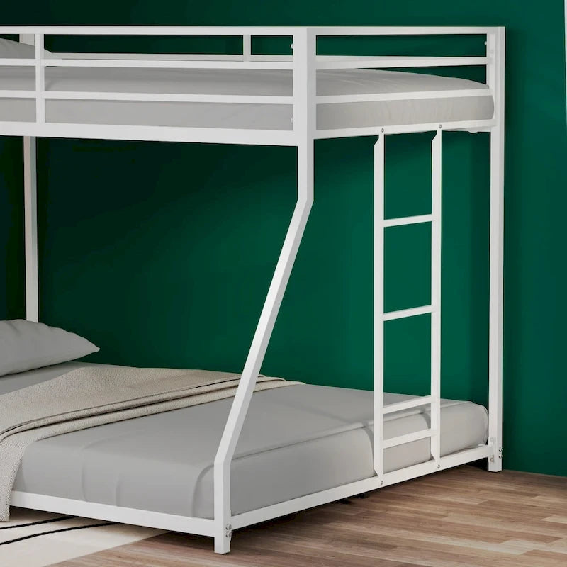 Letto a castello matrimoniale superiore e piazza e mezza inferiore in metallo con scala reversibile